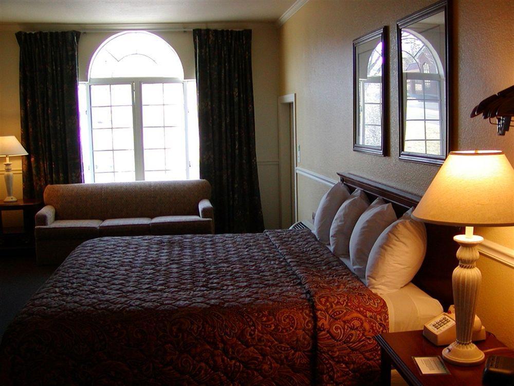 Carriage House Inn Бренсон Екстер'єр фото